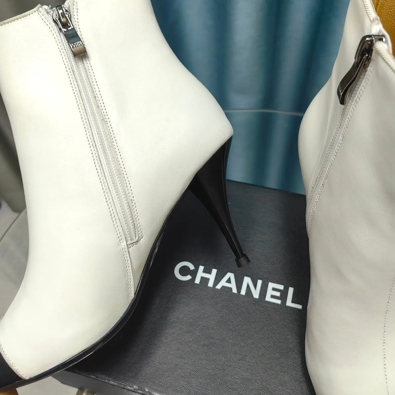 👟👟Ex-factory price 700👟👟Chanel 24B new pointed toe double C embroidered short boots Super handsome shoe shape😎 Cowhide upper, sheepskin lining, genuine leather outsole, 8cm heel height, Size: 35-39, other sizes can be customized
